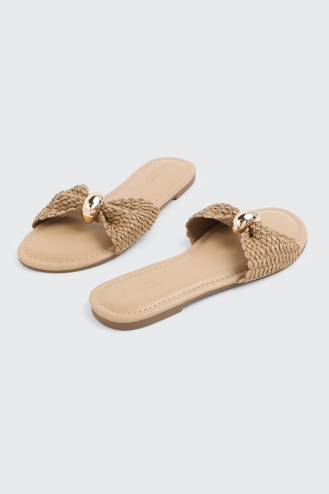 Sandales à talon plat et à ornement en métal