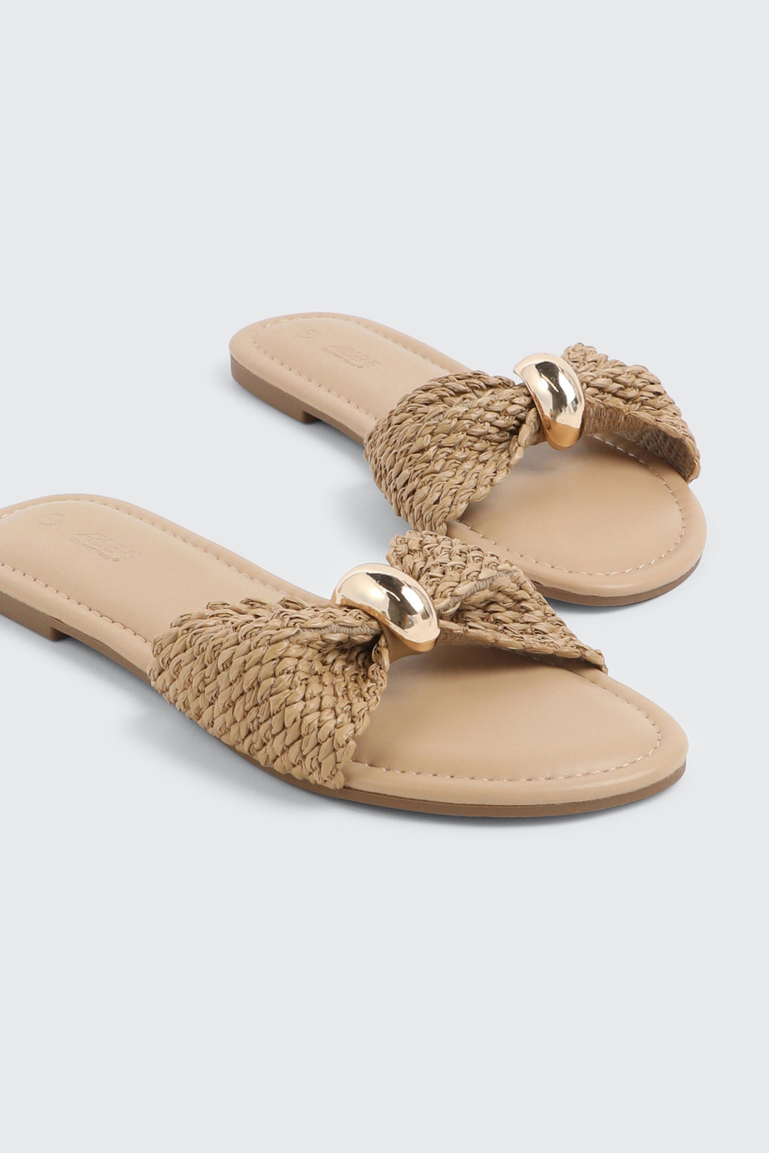 Sandales à talon plat et à ornement en métal