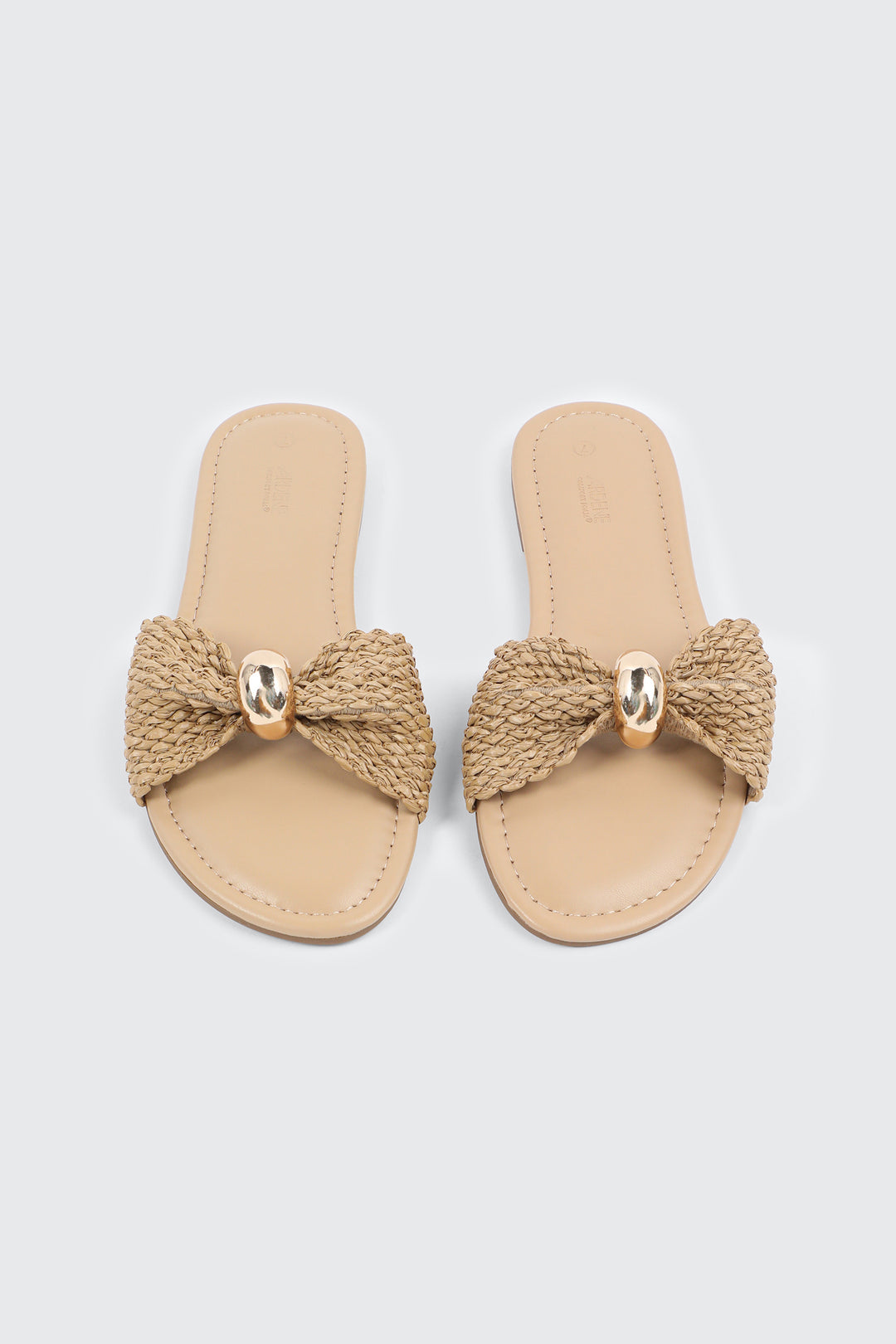 Sandales à talon plat et à ornement en métal