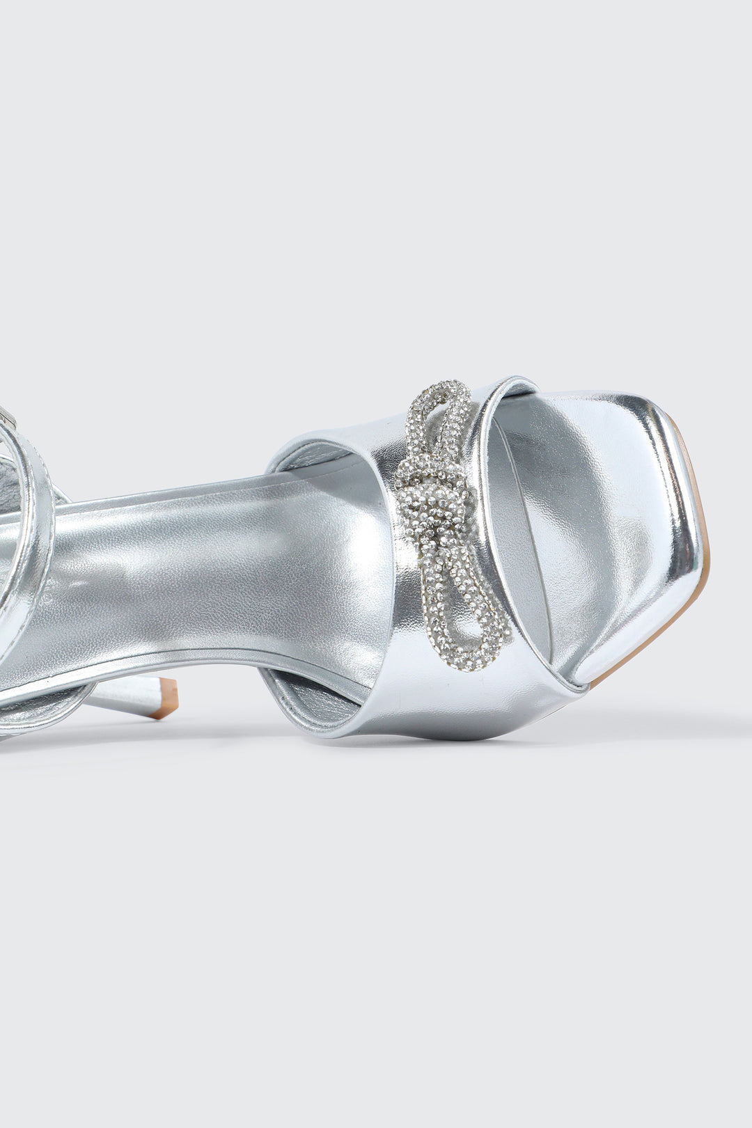 Sandales à bride unique à bout carré