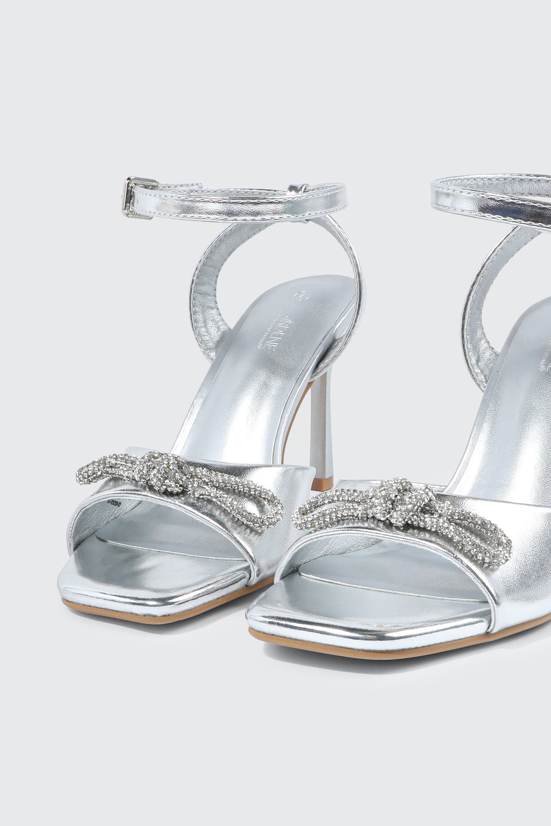 Sandales à bride unique à bout carré