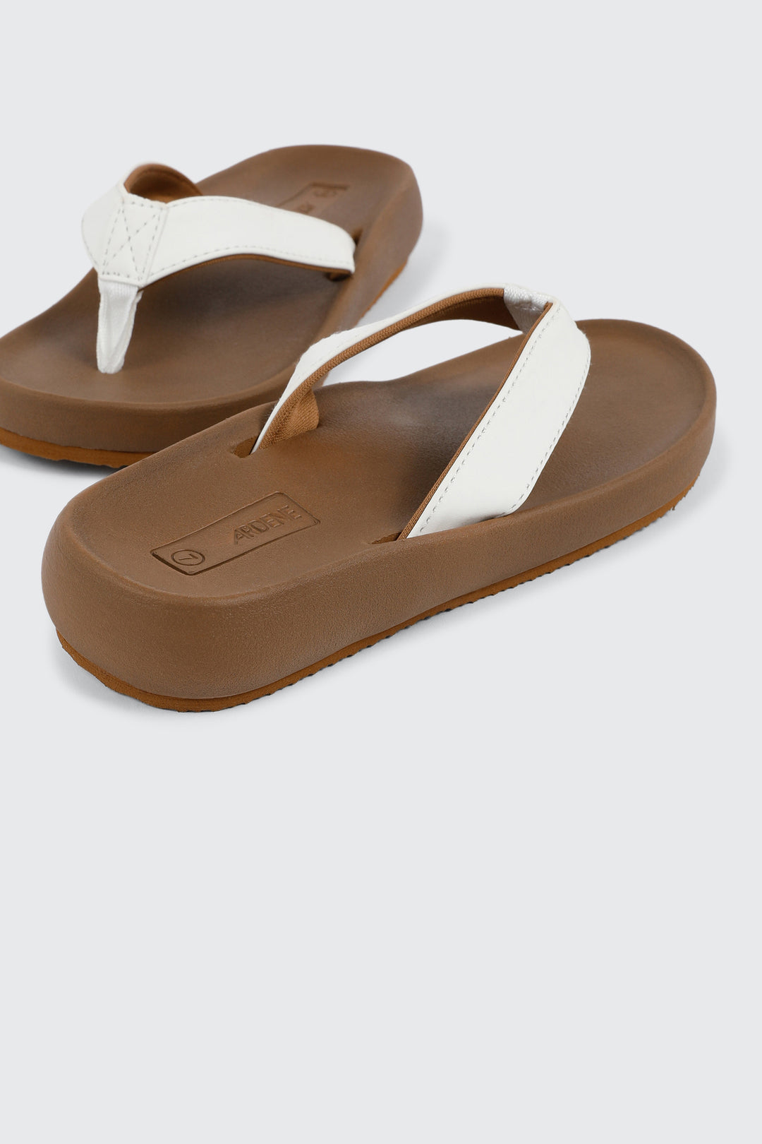 Sandales à talon plat en faux cuir