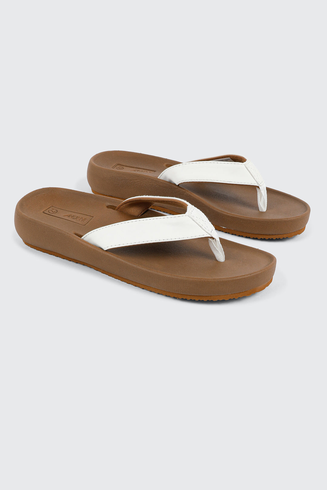 Sandales à talon plat en faux cuir