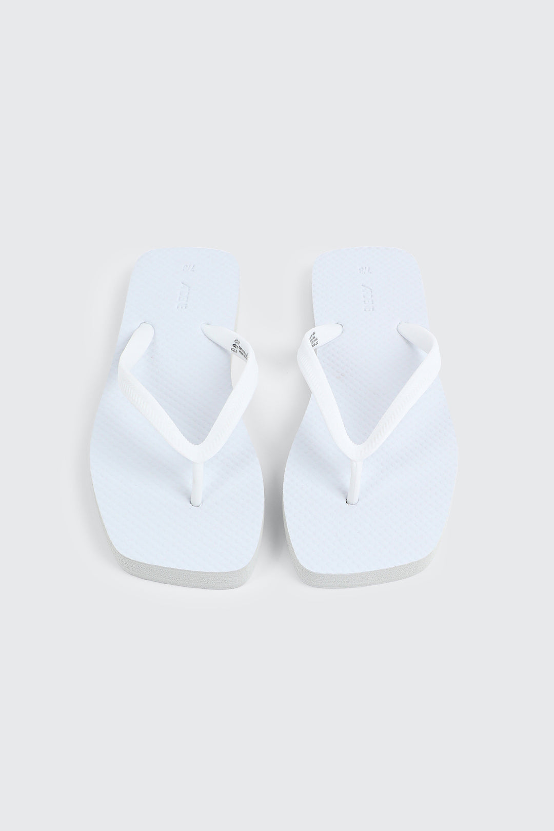 Sandales de plage minimalistes à bout carré