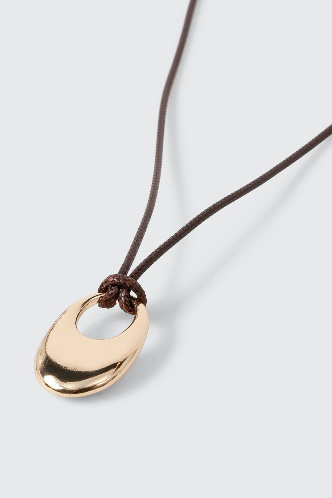 Collier cordon à pendentif ovale