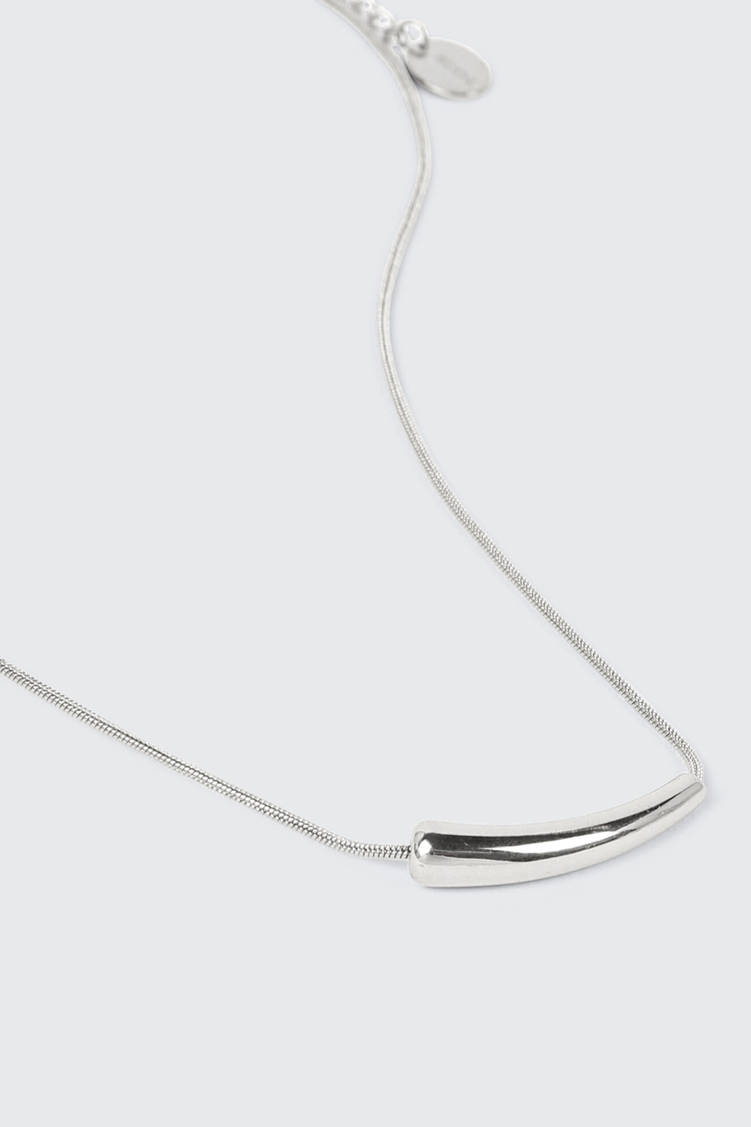 Collier à breloque courbée en acier inoxydable