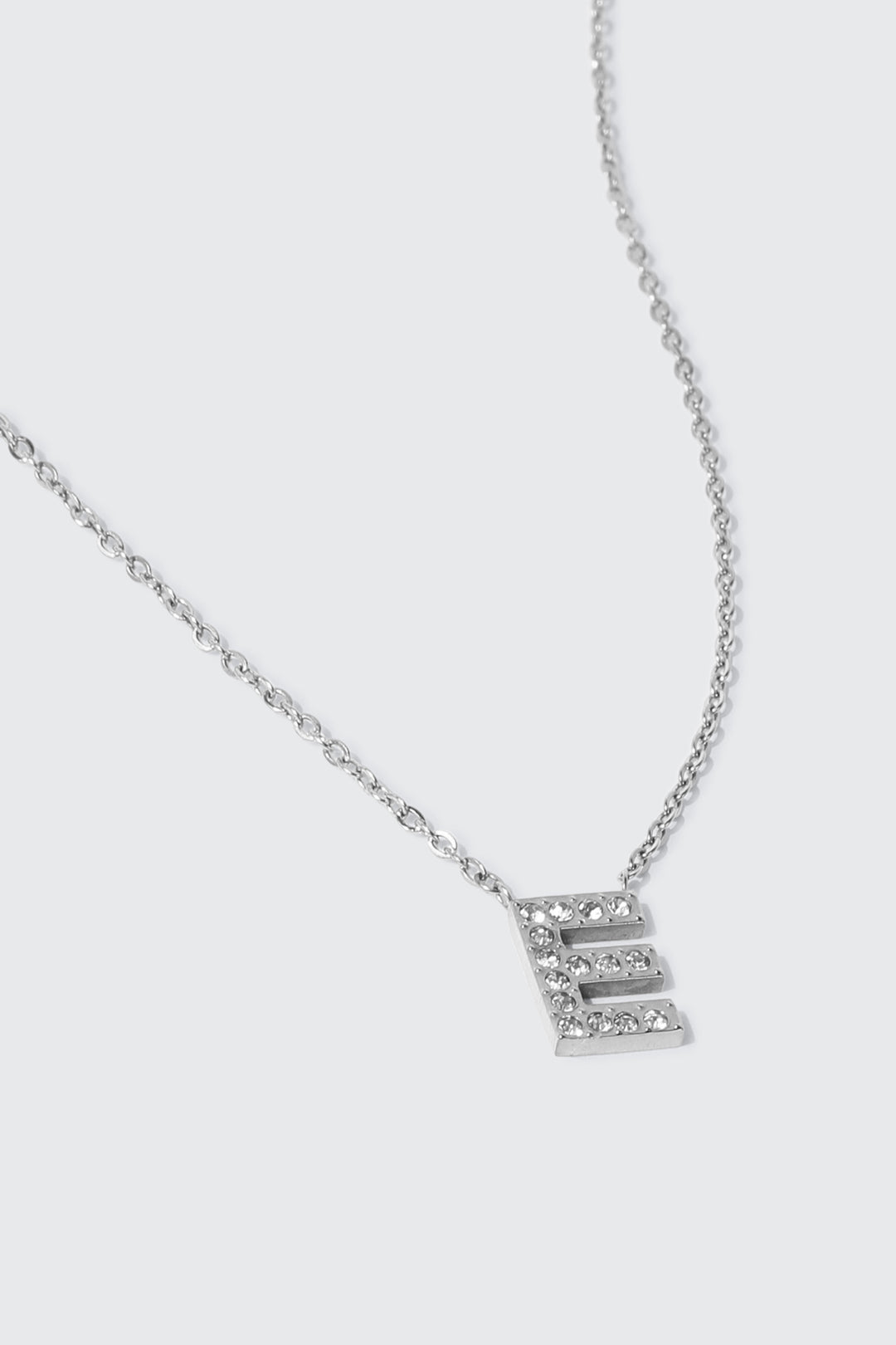 Collier initiale E en acier inoxydable