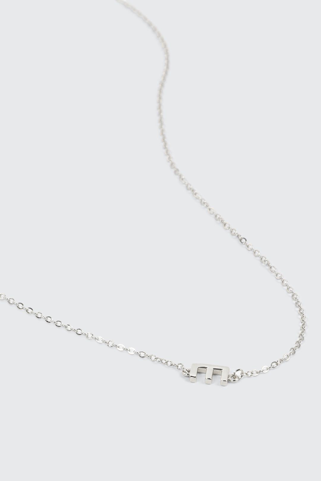 Collier initiale E plaqué or blanc 14K
