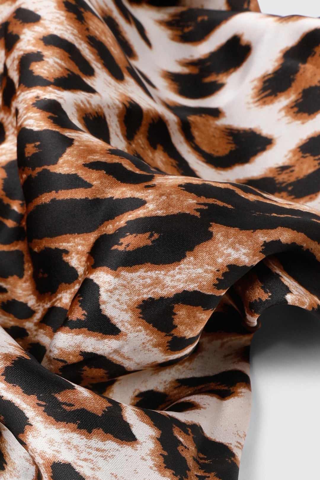 Foulard carré en satin à imprimé léopard