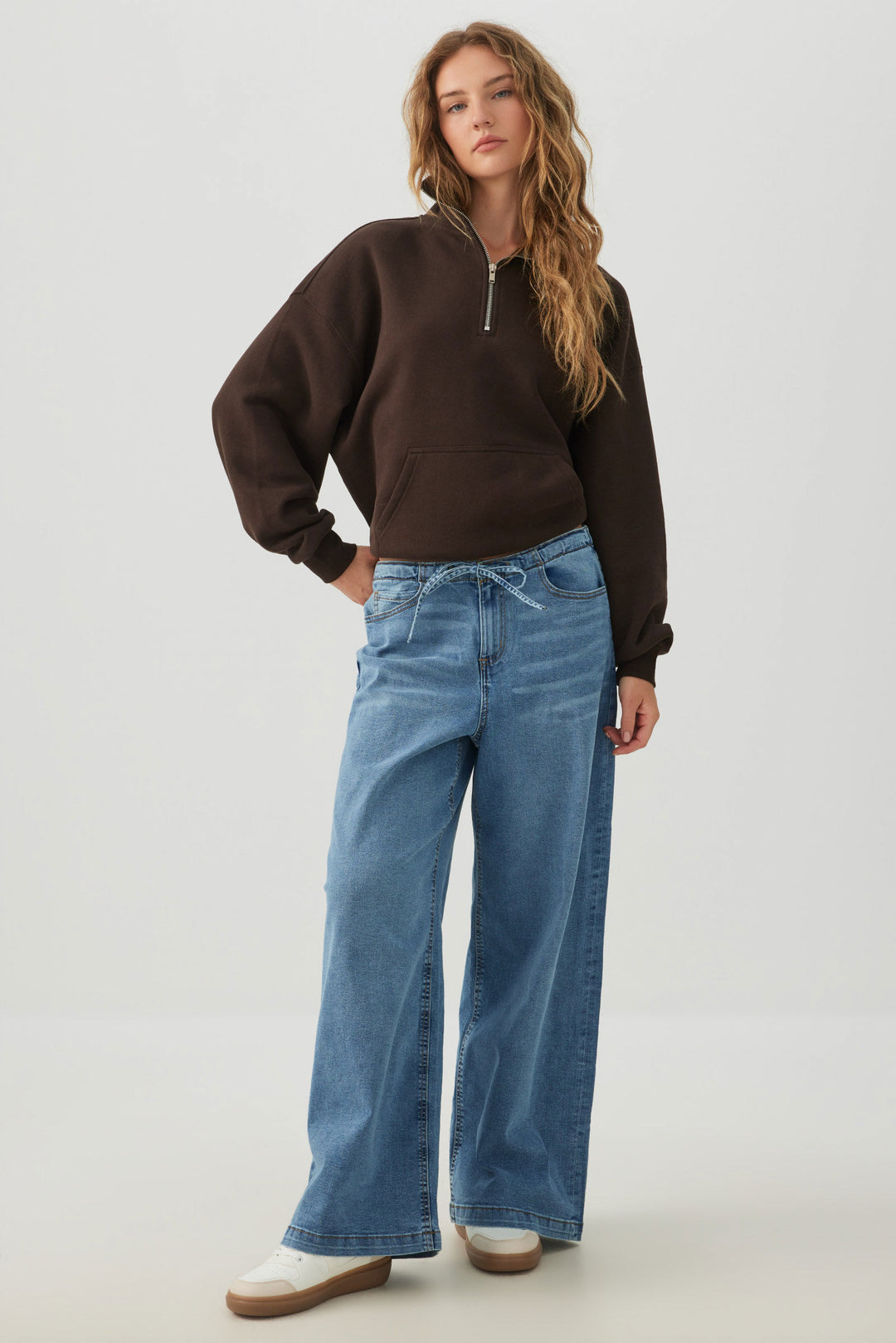 Jeans taille basse à jambe large avec cordon