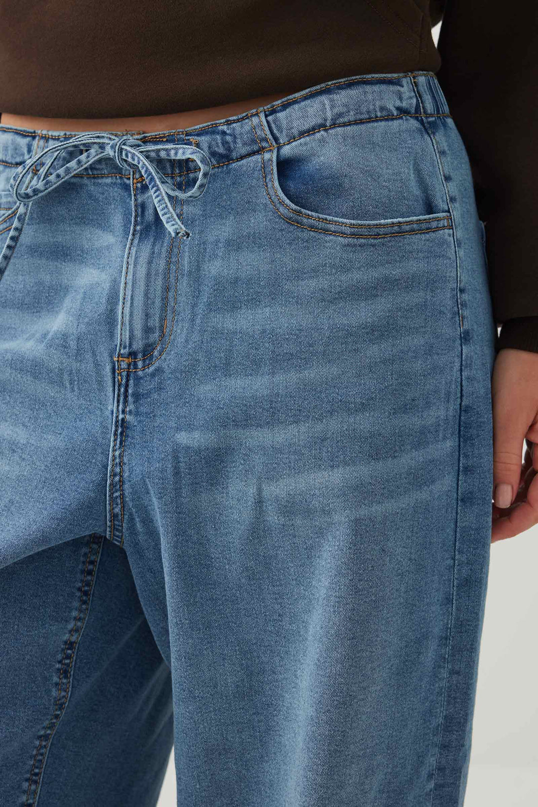Jeans taille basse à jambe large avec cordon