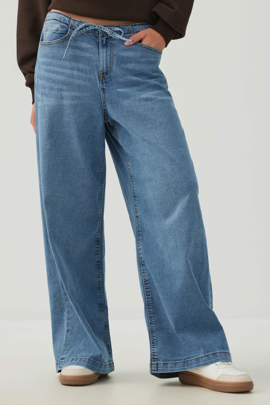 Jeans taille basse à jambe large avec cordon