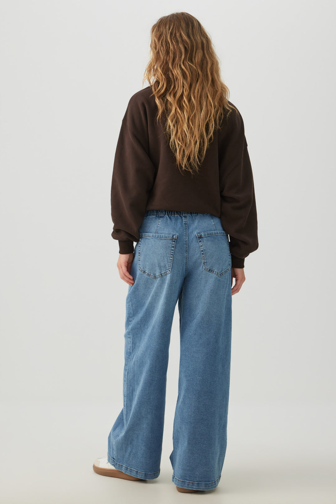 Jeans taille basse à jambe large avec cordon