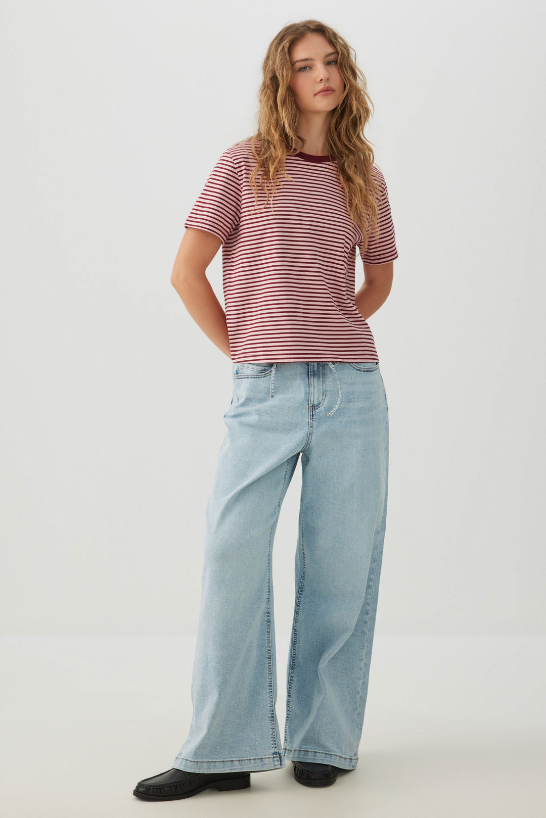 Jeans taille basse à jambe large avec cordon