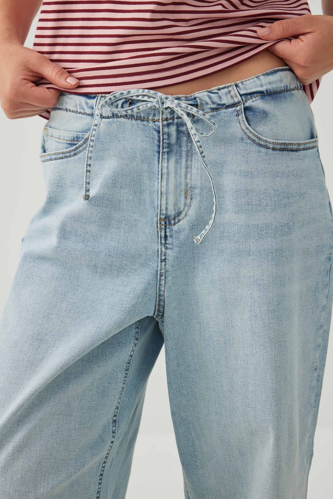 Jeans taille basse à jambe large avec cordon