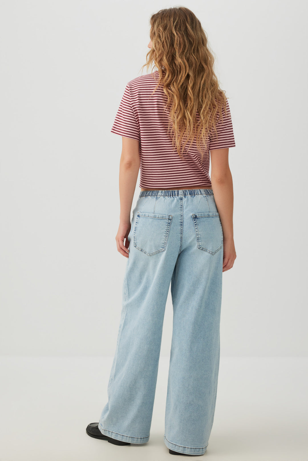 Jeans taille basse à jambe large avec cordon