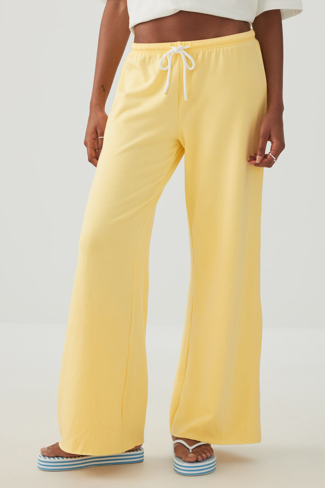 Pantalon jambe large et taille à cordon