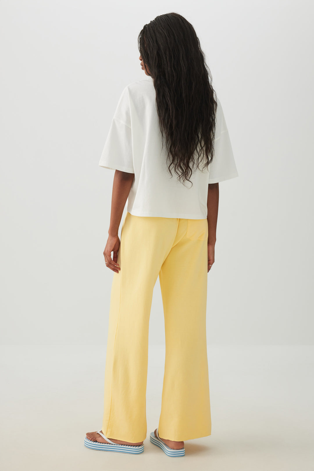 Pantalon jambe large et taille à cordon