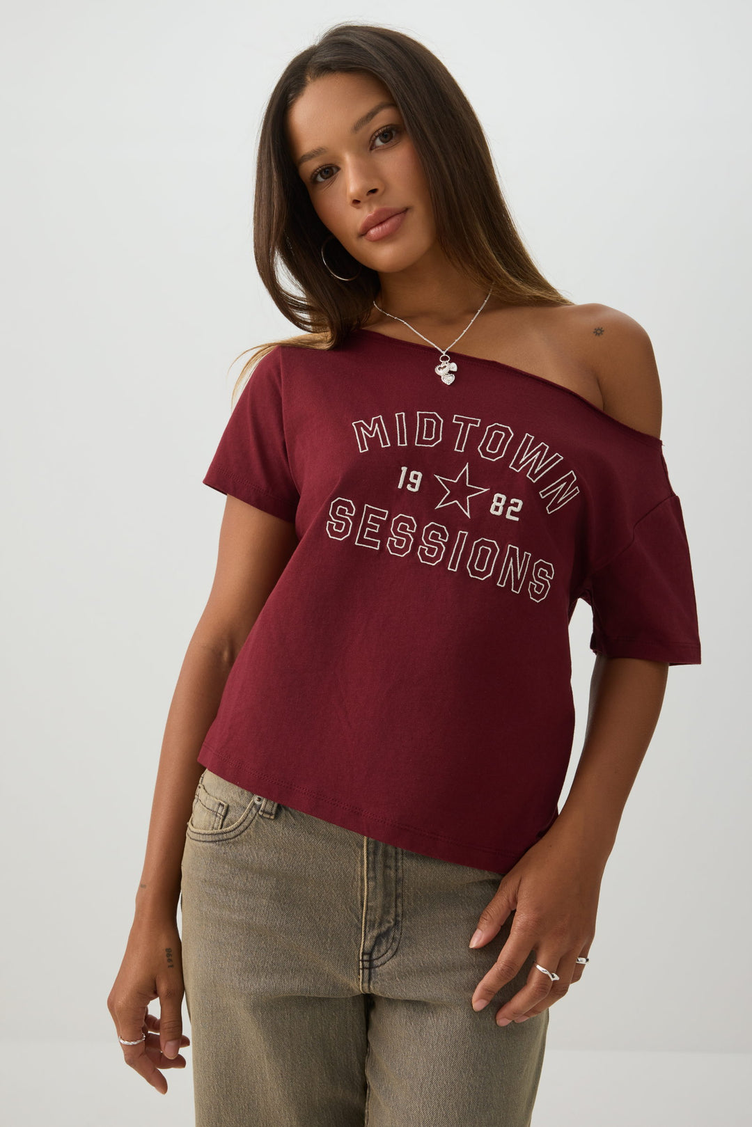T-shirt à épaules dénudées graphique