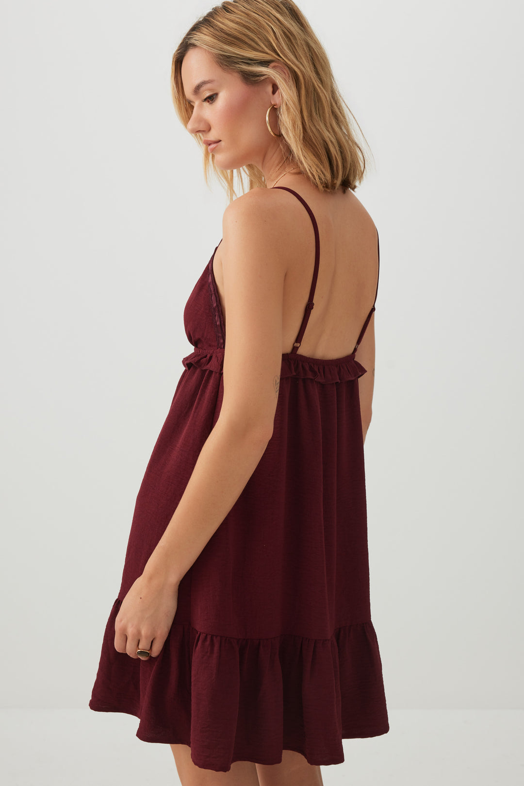 Robe courte fluide à bordure en dentelle et ruban
