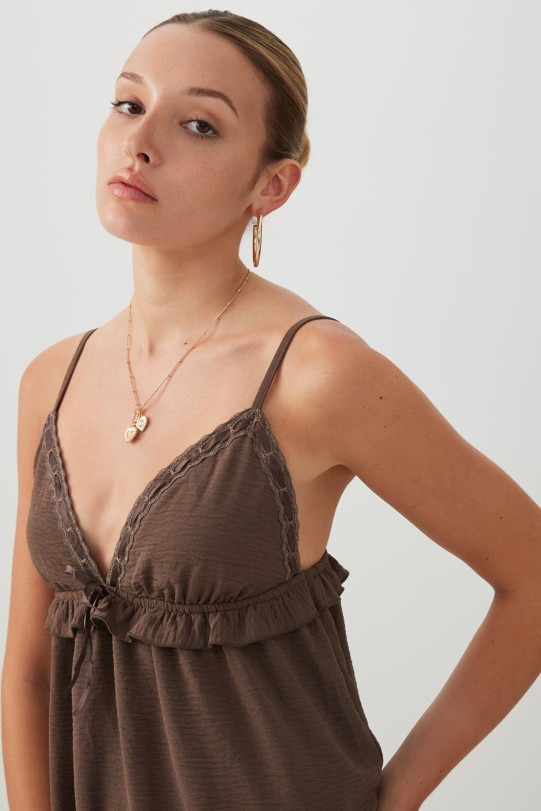 Robe courte fluide à bordure en dentelle et ruban