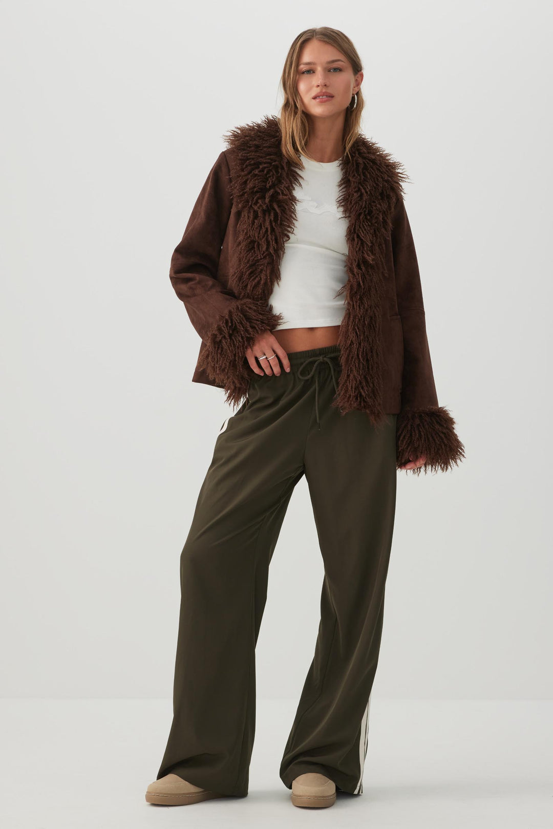 Manteau en faux suède à grand col duveteux