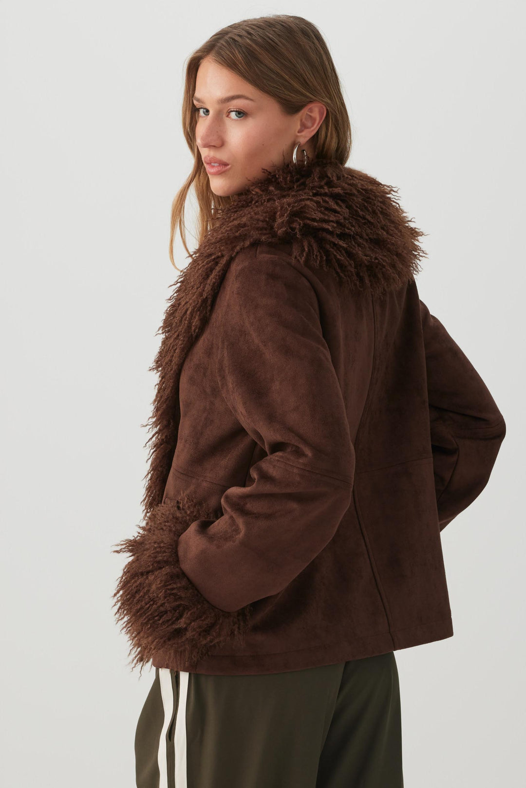 Manteau en faux suède à grand col duveteux