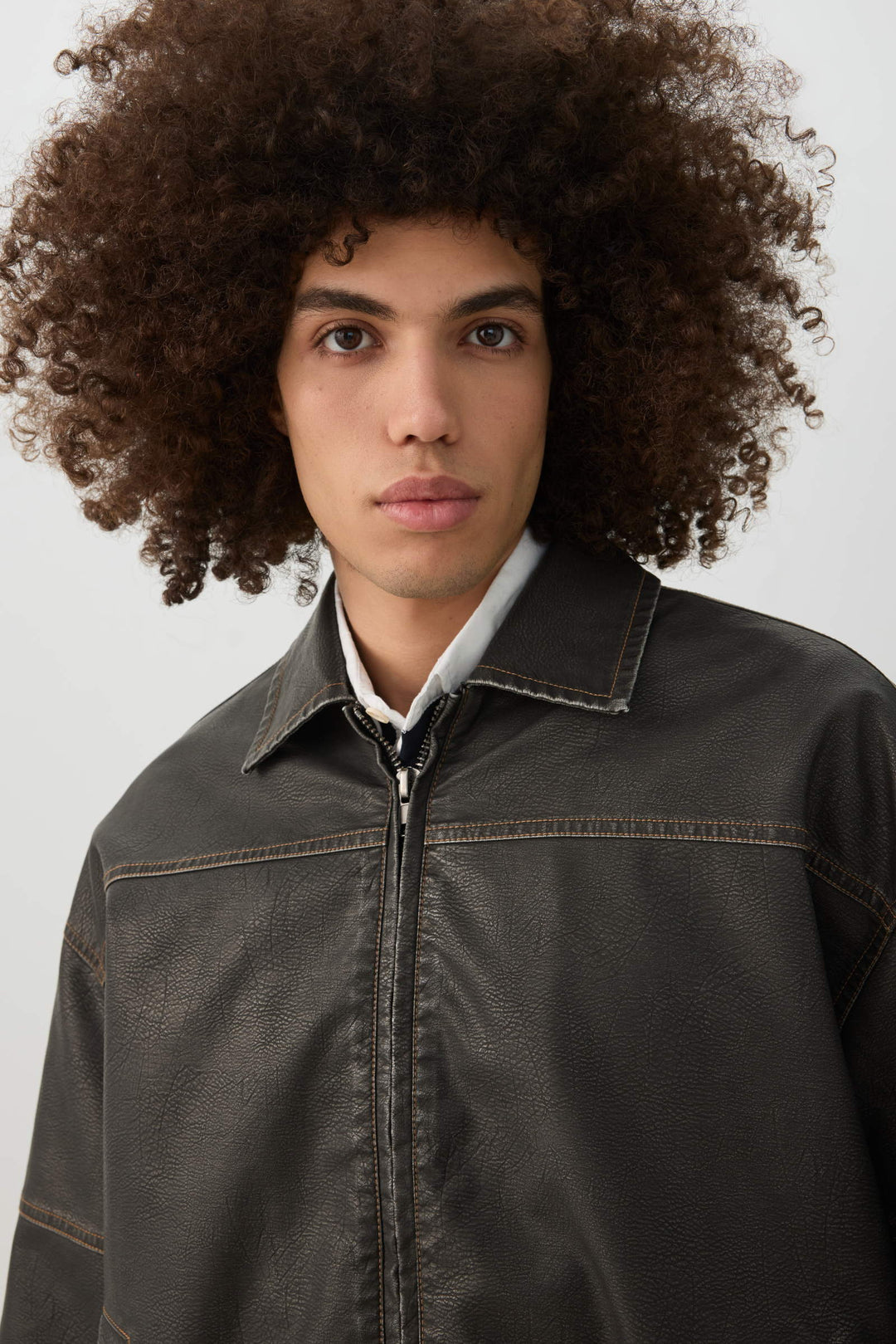 Veste en faux cuir à surpiqûre contrastantes