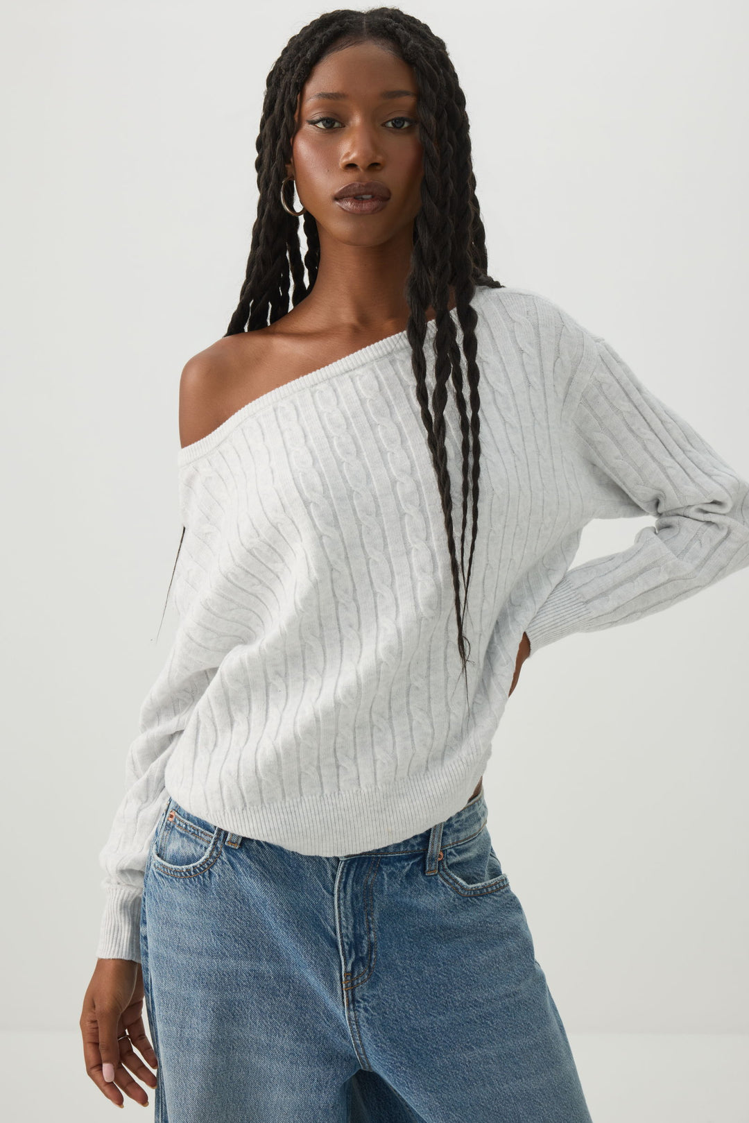 Chandail en tricot torsadé à épaules dénudées 