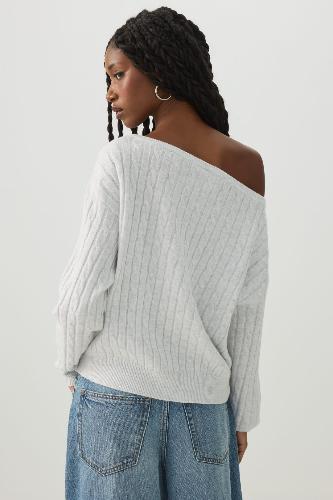 Chandail en tricot torsadé à épaules dénudées 