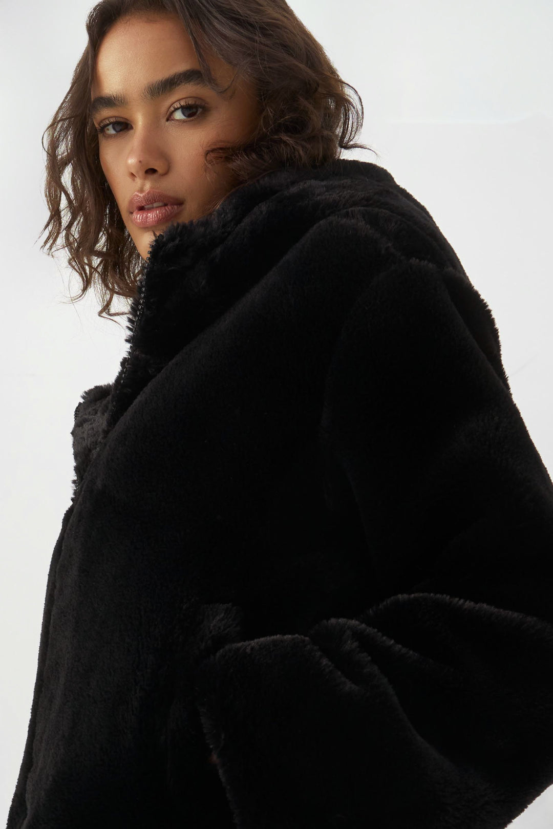Manteau court à capuchon en fausse fourrure