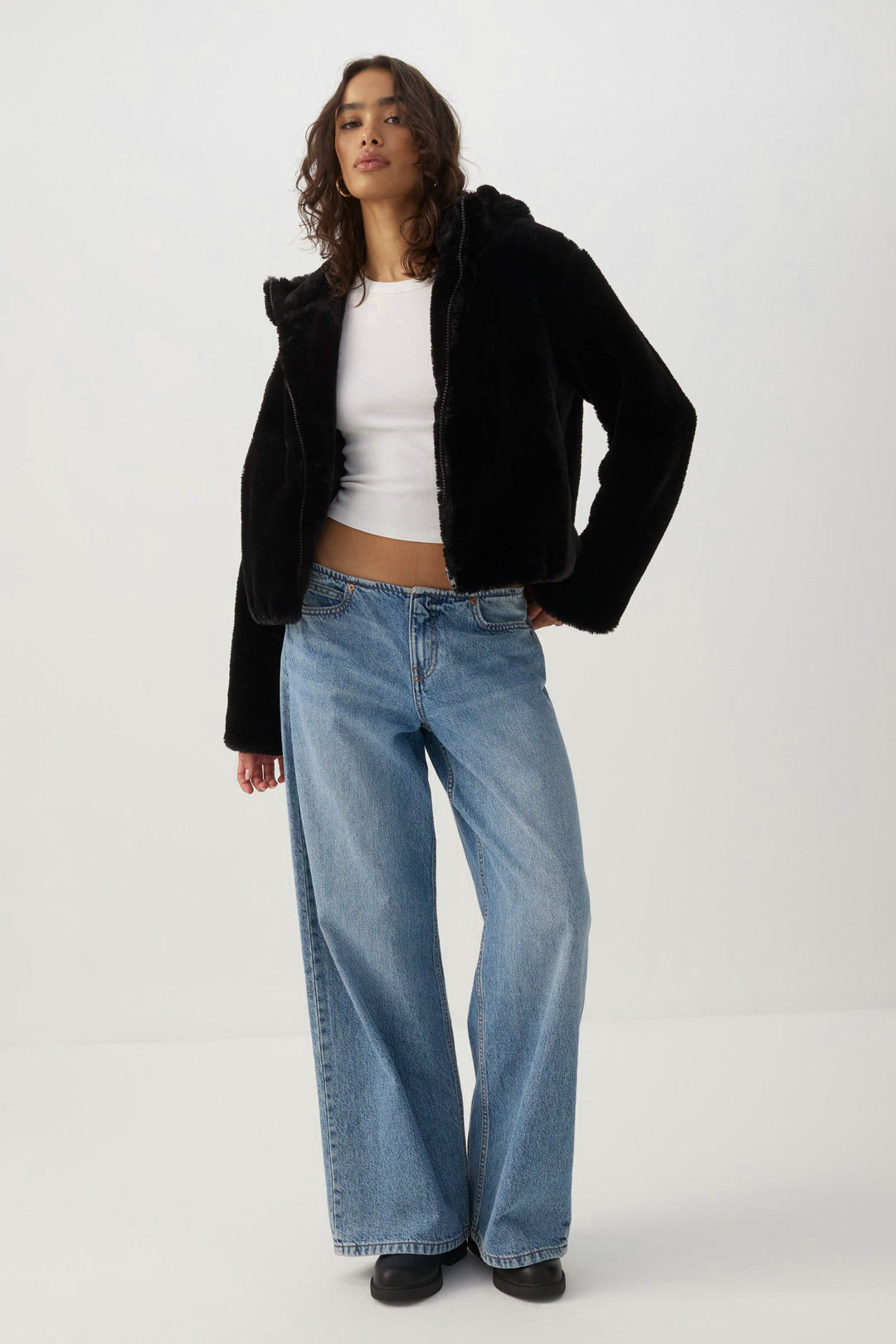 Manteau court à capuchon en fausse fourrure