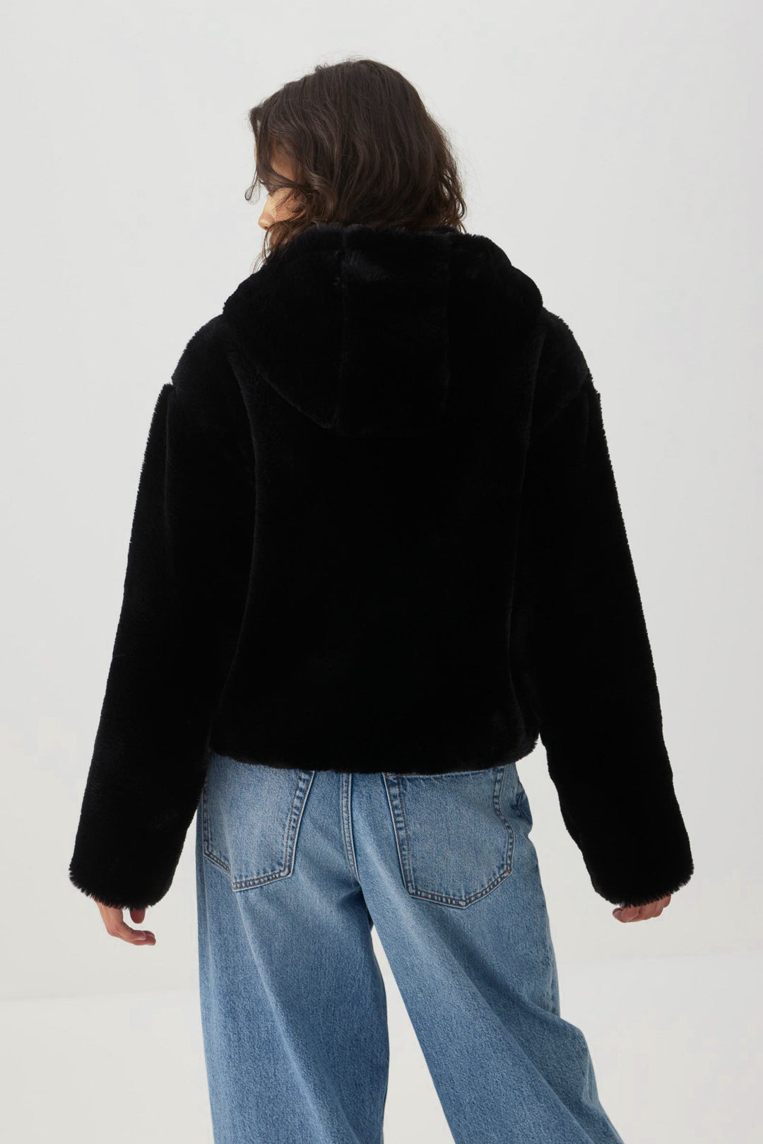 Manteau court à capuchon en fausse fourrure