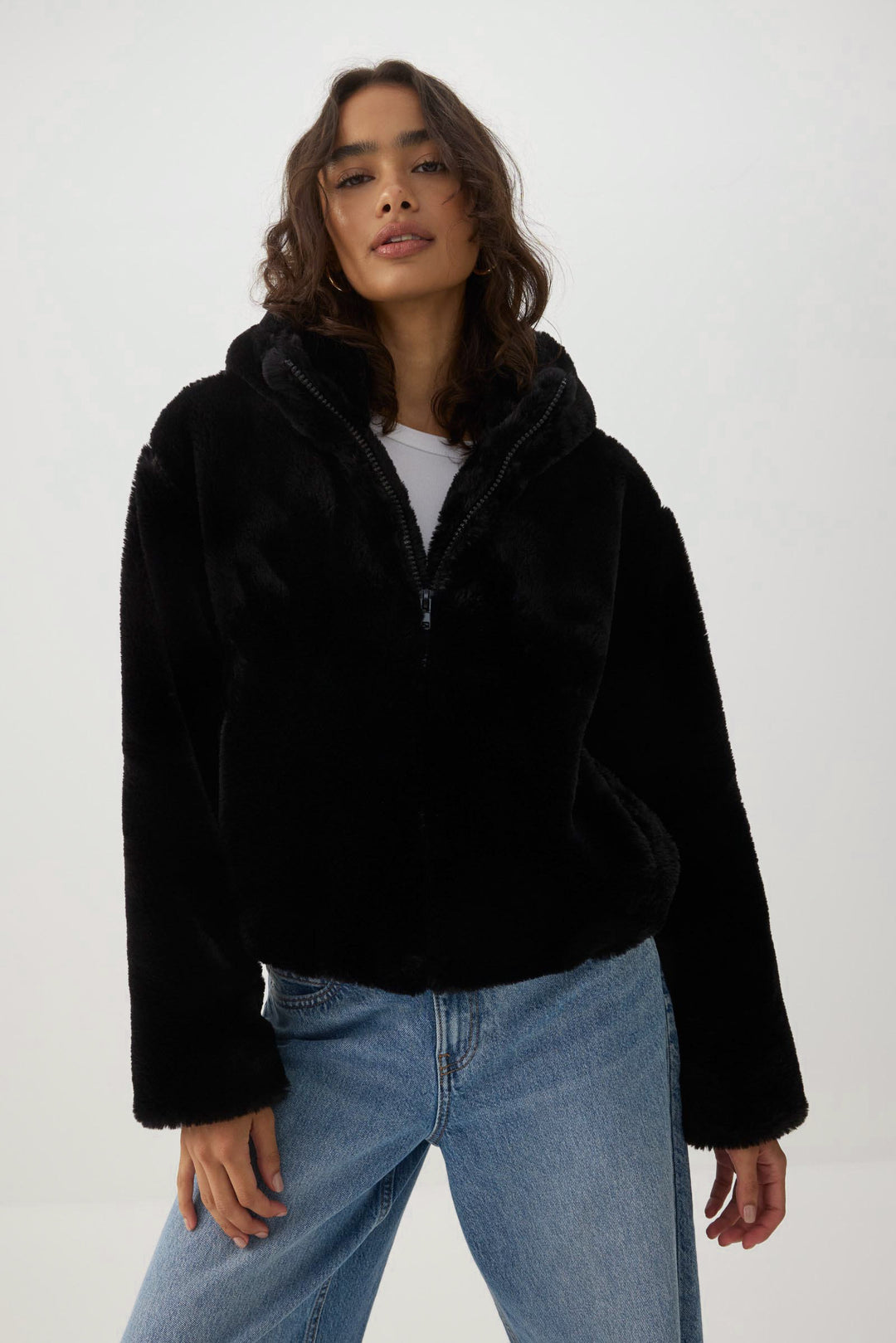 Manteau court à capuchon en fausse fourrure