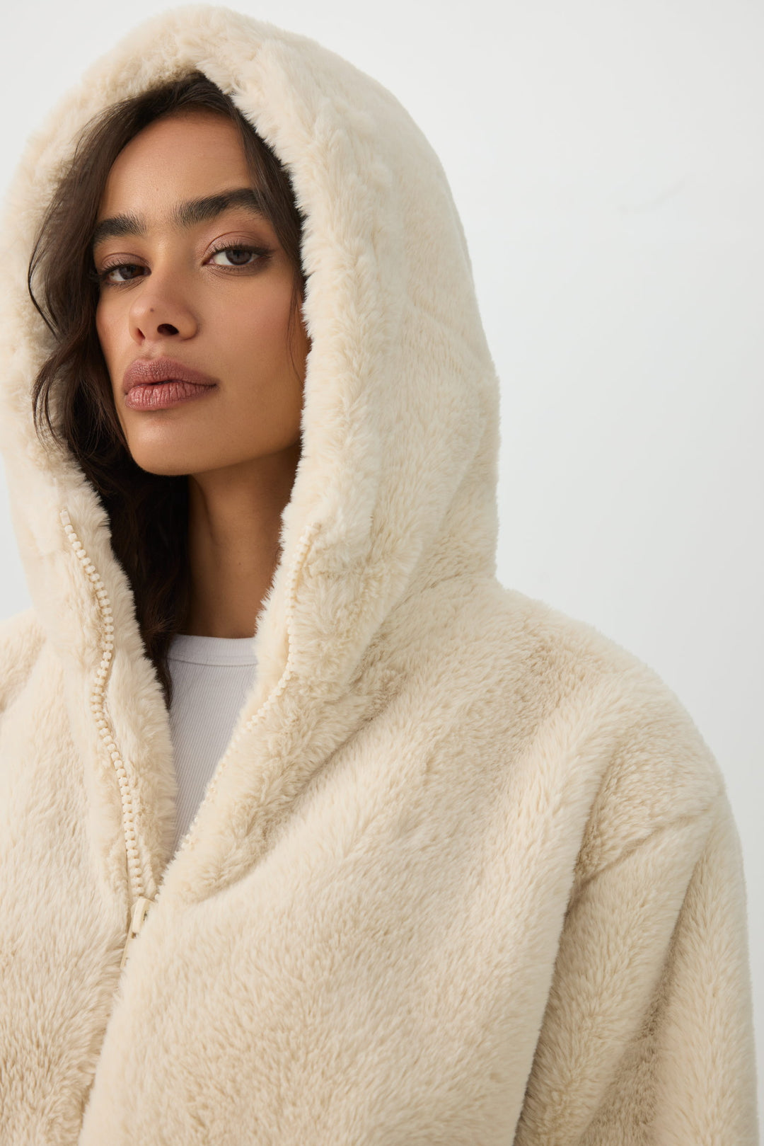 Manteau court à capuchon en fausse fourrure