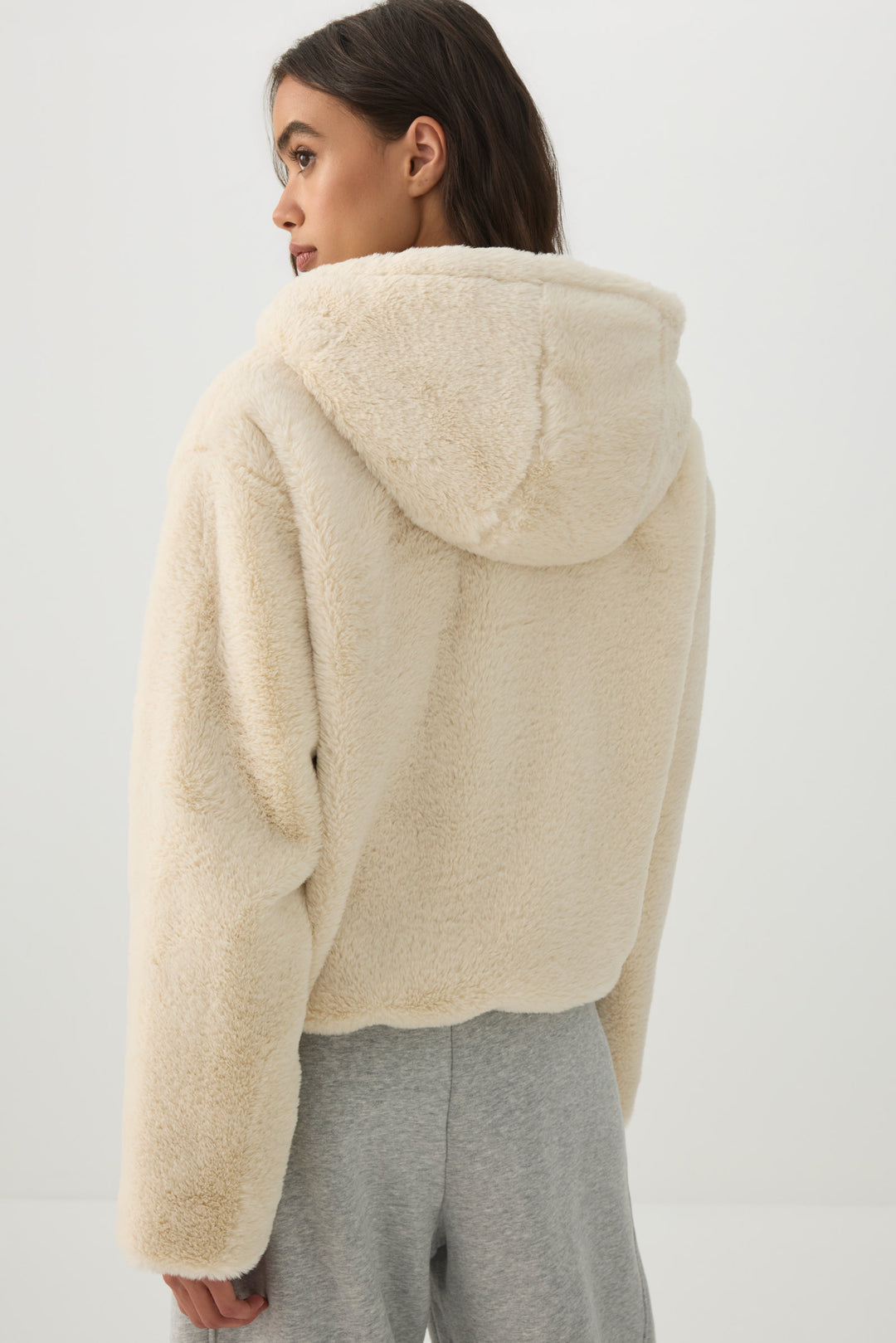 Manteau court à capuchon en fausse fourrure