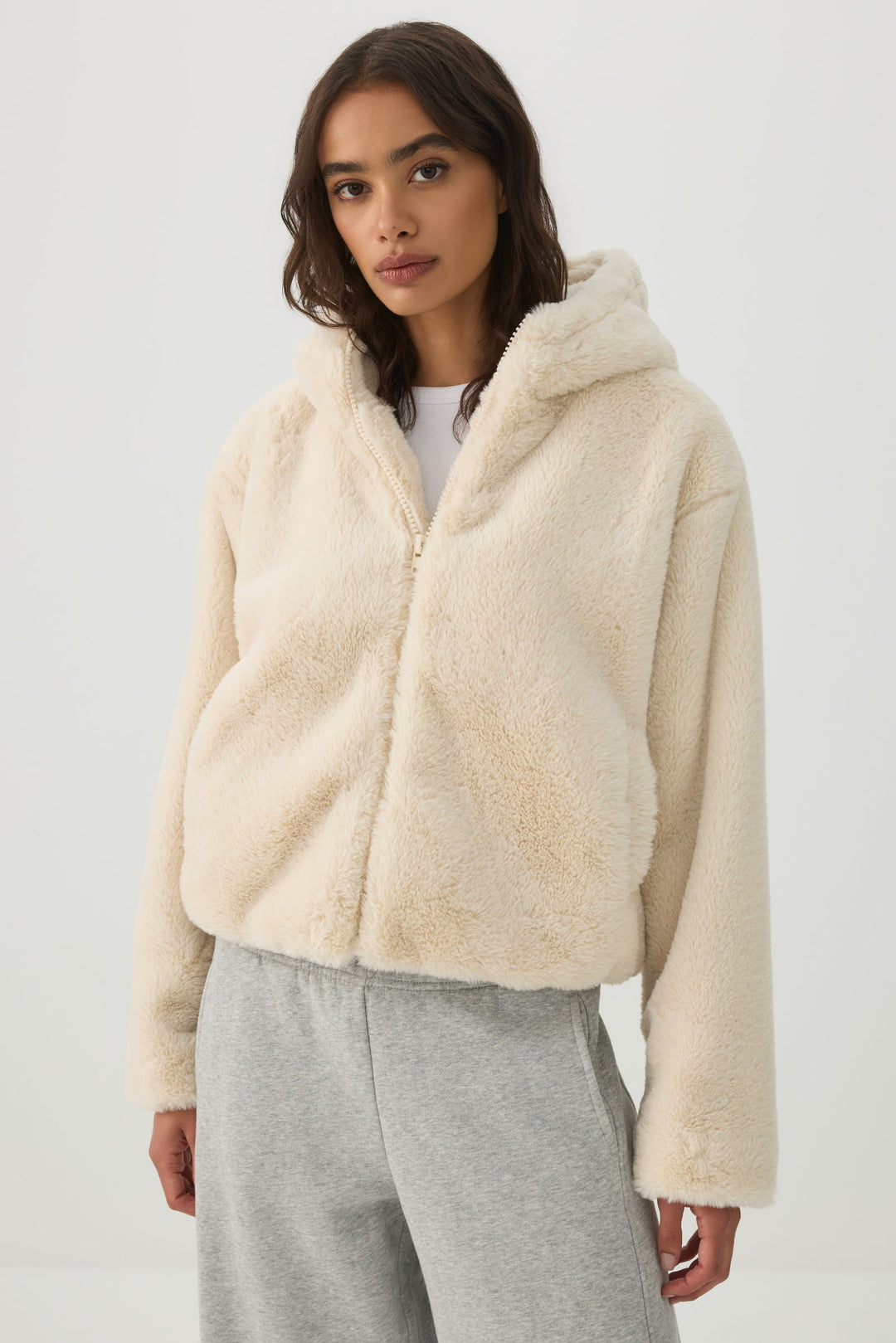 Manteau court à capuchon en fausse fourrure