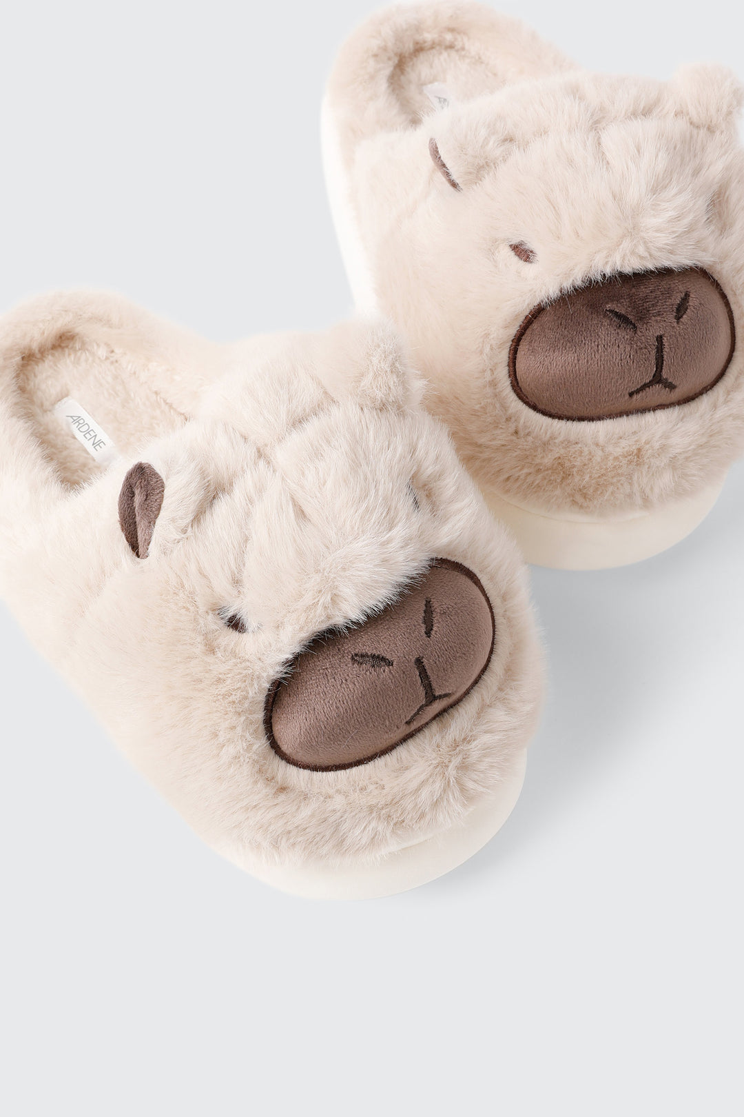 Pantoufles capybara en peluche