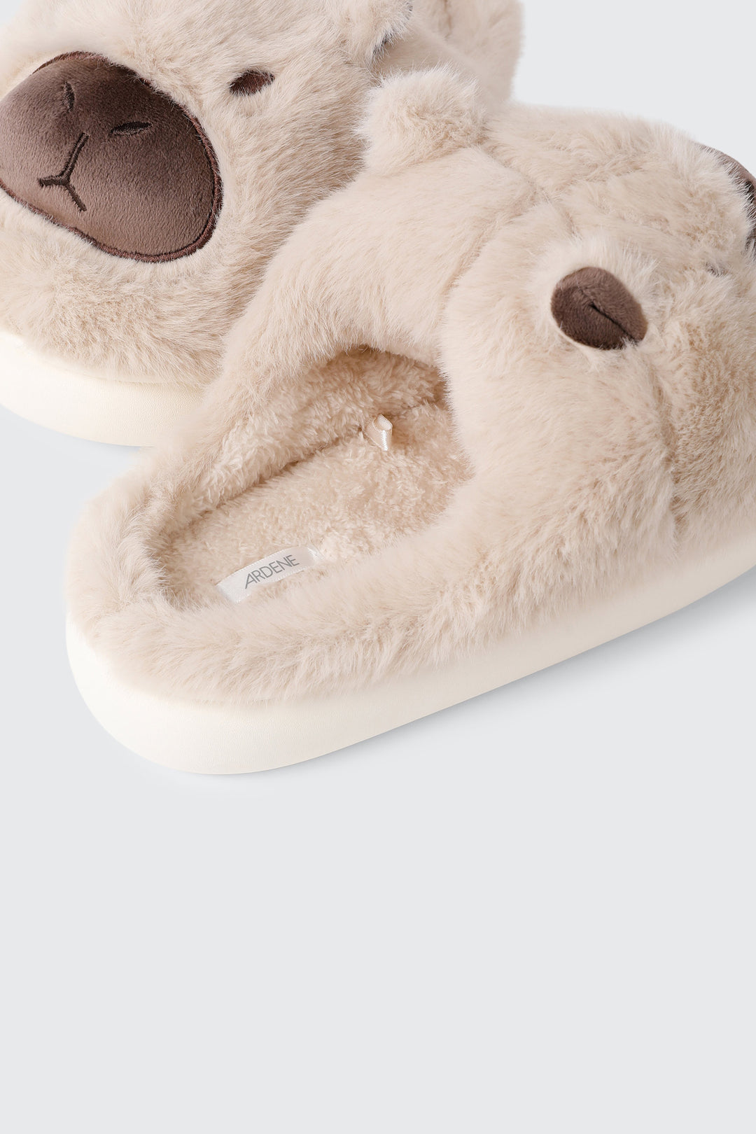 Pantoufles capybara en peluche